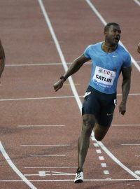 Justin Gatlin (v modrém) ovládl v Lausanne s přehledem závod na 100 metrů