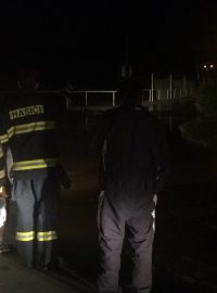 Královéhradečtí hasiči v noci zasahovali u havárie na vodovodním řadu nedaleko stadionu v Malšovicích
