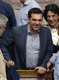 Řecký premiér Alexis Tsipras sleduje jednání parlamentu