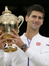 Srb Novak Djoković se třetím triumfem ve Wimbledonu vyrovnal svému trenérovi Borisi Beckerovi