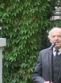 Busta Françoise Mitterranda u Pálffyho Paláce na Malé Straně. V popředí iniciátor vzniku busty, předseda Jazzové sekce Karel Srp