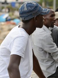 Migranti se pokoušejí dostat do Francie. Některým se to povede napoprvé, jiní to musí zkoušet opakovaně