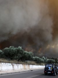 Řecko se potýká s požáry. Snímky jsou z okolí města Neapolis v oblasti Lakónie
