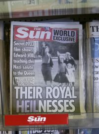 Obálka britského bulvárního deníku The Sun. Ukazuje budoucí královnu Alžbětu II., která jako dítě napodobuje nacistický pozdrav