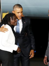 Americký prezident Barack Obama přiletěl do Keni. Na snímku z letiště v Nairobi Barack Obama objímá svou nevlastní sestru Aumu Obamovou, vpravo je keňský prezident Uhuru Kenyatta