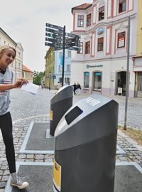 Město Písek převzalo od sdružení Arnika ocenění Odpadový Oskar za jeden z nejinspirativnějších systémů odpadového hospodářství v Česku. Na snímku jsou koše se systémem podzemních sběračů odpadu v centru města. Nenápadné zařízení nahradí devět kontejnerů