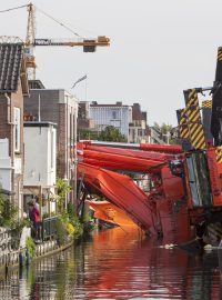 Pád jeřábů v nizozemském městě Alphen aan den Rijn