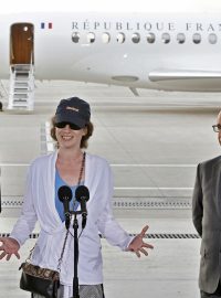 Isabelle Primeovou přivítal na letišti prezident Francois Hollande