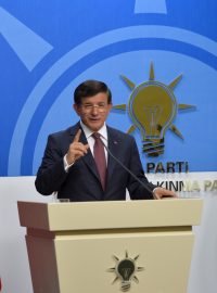 Předseda vládnoucí strany AKP Ahmet Davutoglu