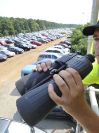 Na Grand Prix do Brna se sjíždějí tisíce fanoušků. Policisté hlídají parkoviště