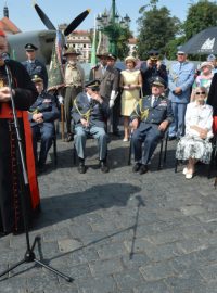 Slavnosti na Hradčanech, která připomněla 70 let od návratu československých letců z Anglie, se zúčastnil i kardinál Dominik Duka