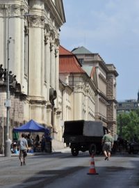 Natáčení na rohu Resslovy ulice a ulice Na Zderaze