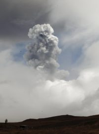 Z ekvádorské sopky Cotopaxi začal stoupat dým