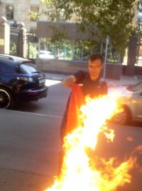 Aktivista pálí sovětskou vlajku na protest proti okupaci ČSSR
