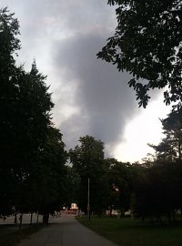 Stoupající dým z požáru ve Vysočanech byl vidět z mnoha míst hlavního města