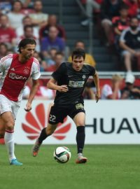 Úvodní utkání vyhrál doma Ajax 1:0. Mitchell Dijks z Ajaxu (vlevo) a Vjačeslav Karavajev z Jablonce