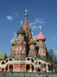 „Pravoslavní aktivisté ničí výstavu soch v centru Moskvy. Ať žije ruská obdoba Islámského státu,“ tweetoval podle Timesů novinář ze stanice Echo Moskvy Vladimir Varfomoljejev.