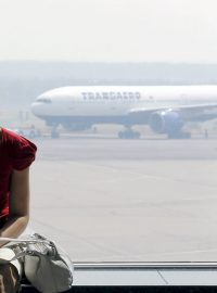 Pasažérka čeká na zpožděný let na letišti Domodědovo v Moskvě
