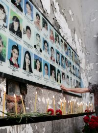 Beslan, žena u památníku připomínajícího oběti teroristického útoku z roku 2004