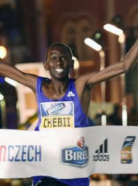 Daniel Chebii z Keňi si v záři reflektorů doběhl pro vítězství v pražské Grand Prix