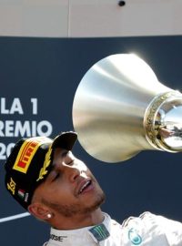 Lewis Hamilton s cenou pro vítěze italské GP