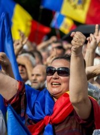 Lidé na demonstraci v Kišiněvu kritizovali rozsáhlou korupci a nedávno odhalené podvody