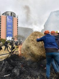 Několik tisíc zemědělců protestuje v Bruselu kvůli nízkým výkupním cenám mléka