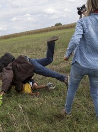 Petra Lászlóová podrazila nohy uprchlíkovi s dítětem, který kolem ní utíkal před maďarskými policisty