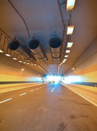 Tunel Blanka. Turbíny u stropu zajišťují větrání