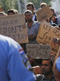 Migranti se na nádraží v Tovarniku dožadují možnosti dál cestovat
