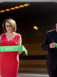 Pražská primátorka Adriana Krnáčová a kardinál Dominik Duka slavnostně přestřihli pásku před vjezdem do tunelu Blanka na Letné