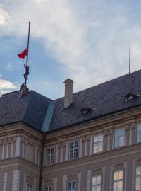 Členové skupiny Ztohoven stáhli na Pražském hradě prezidentskou vlajku a vyvěsili místo ní velké červené trenky