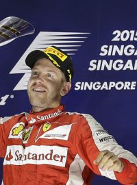 Němec Sebastian Vettel se raduje z vítězství ve Velké ceně Singapuru
