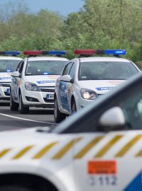 Maďarská policie dohlíčí na uprchlíky, kteří se blíží k rakouské hranici