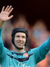 Petr Čech sice inkasoval dva góly, dalšími zákroky ale pojistil výhru Arsenalu 5:2