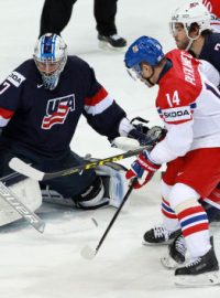 Conor Hellebuyck a Tomáš Plekanec