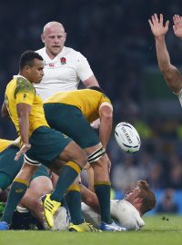 Angličan Joe Launchbury (vpravo) startuje proti šišce v úvodu duelu s Austrálií