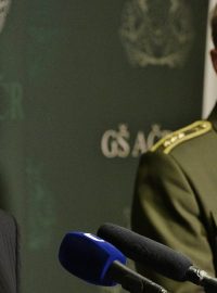 Premiér Bohuslav Sobotka (vlevo) a náčelník generálního štábu Josef Bečvář