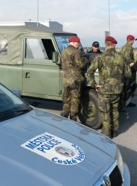 Strážníci městské policie v Českých Velenicích ukazují vojákům státní hranici