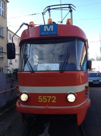 Mazací tramvaj si na pražských kolejích získala velkou popularitu
