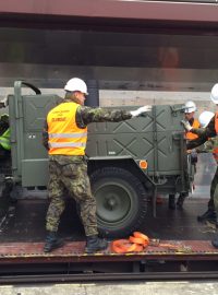 Nakládka vojenského transportu v Olomouci. Vojáky do Maďarska přepraví speciální vlak