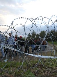 Migrantům v přechodu do Maďarska brání žiletkový plot