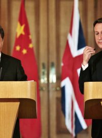 Si Ťin-pching a David Cameron vystoupiíli na společné tiskové konferenci