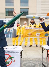 Protest proti odstoupení USA od smlouvy o likvidaci raket středního a krátkého doletu