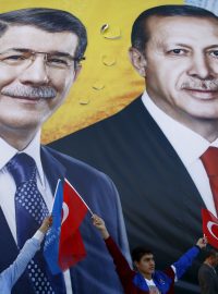 Na plakátu jsou premiér a lídr strany AKP Ahmed Davutoglu (vlevo) a prezident  Recep Tayyip Erdogan