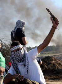Palestinec s nožem během střetů s izraelskými jednotkami