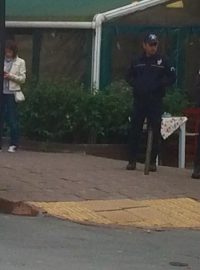 Před sídlem obsazené soukromé televize postávají ozbrojení policisté