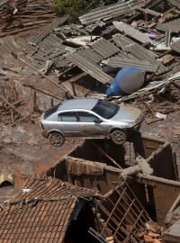 Následky protržení hrází nádrže u železného dolu v Brazílii