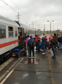 Na berlínské nádraží v Schönefeldu přijíždí denně Z bavorského Freilassingu stovky uprchlíků speciálními vlaky