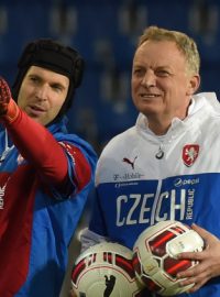 Kapitán Petr Čech (vlevo) na tréninku českých fotbalistů 12. listopadu v Ostravě před přípravným utkáním se Srbskem